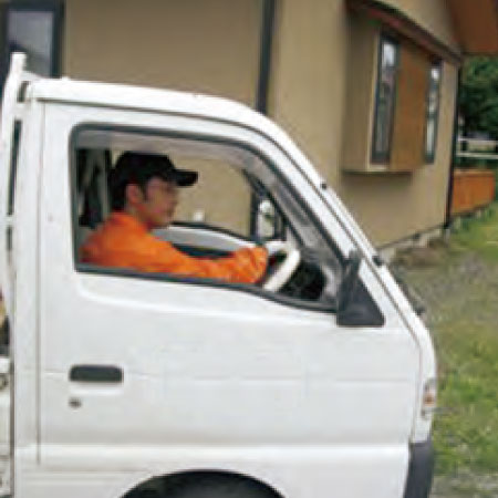 11 月～4 月のシーズン中、担当者がお客様のお宅を巡回し、薪がなくならないよう補充します。